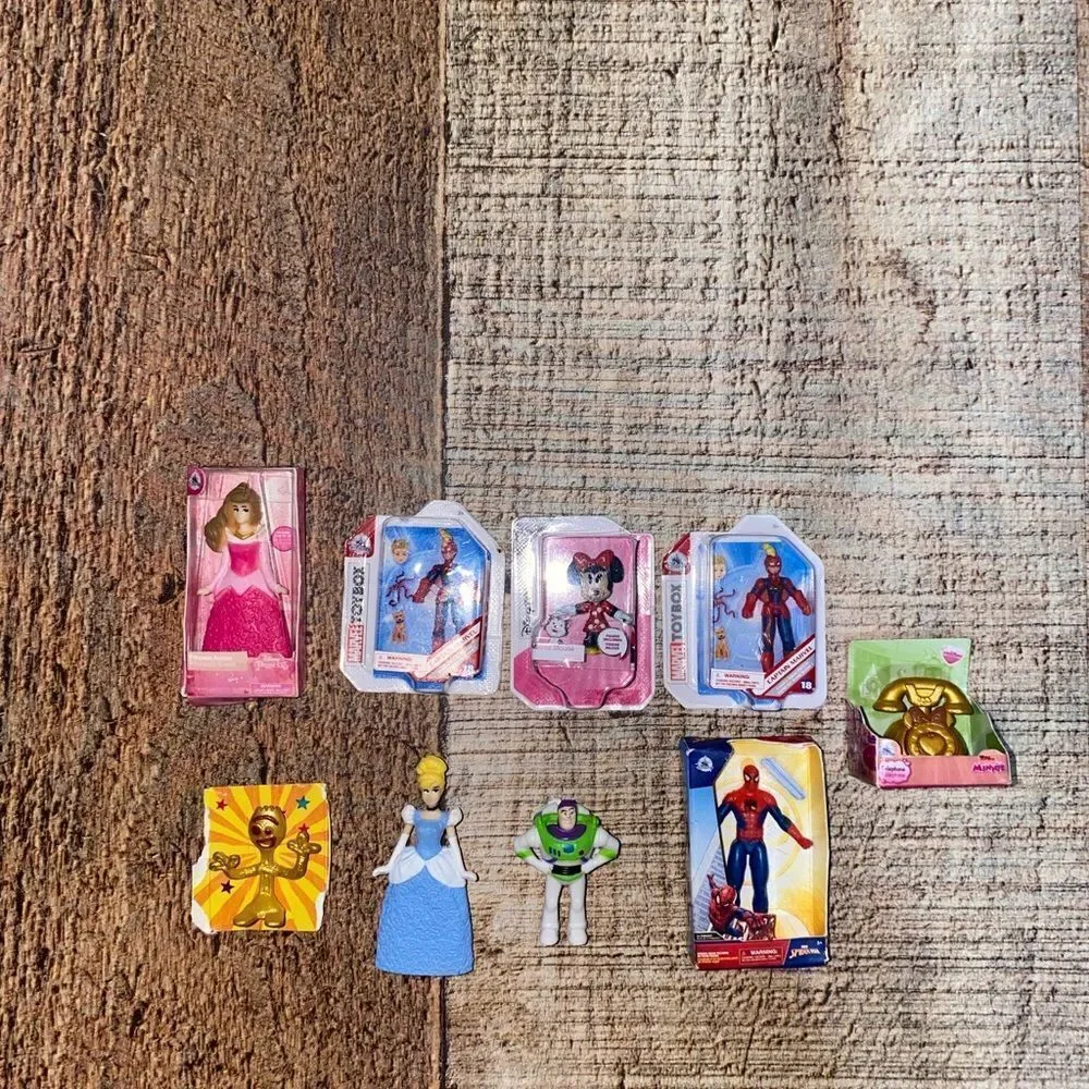 💜 zuru  mini brands lot of 9 figurines.